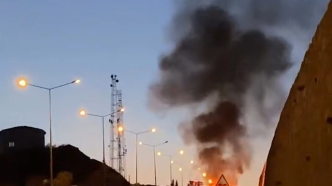 Elazığ’da seyir halindeki otomobil yandı