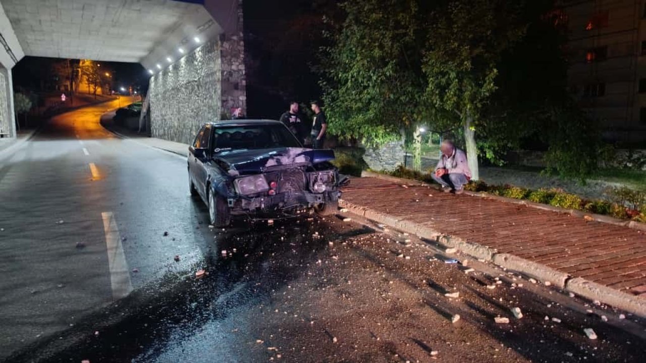 Bursa’da alkollü sürücü, elektrik direğine çarpıp olay yerinden kaçtı