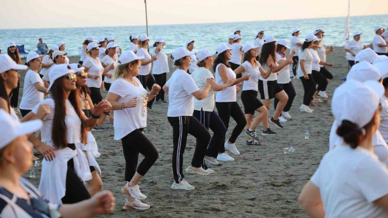 Sahilde spor yapmanın tadını çıkardılar