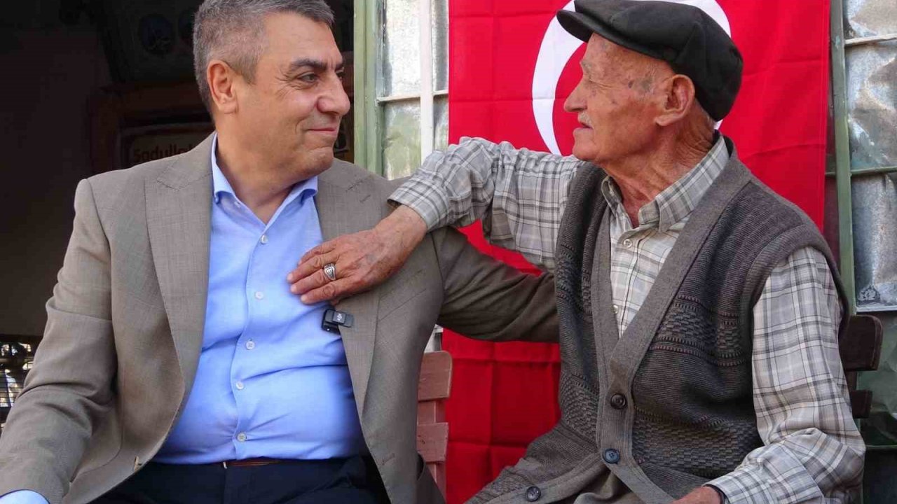 90 yaşında 50 yıldır bakkal işletiyor: Köyün ’Garip Dedesi’ valiye türkü söyledi