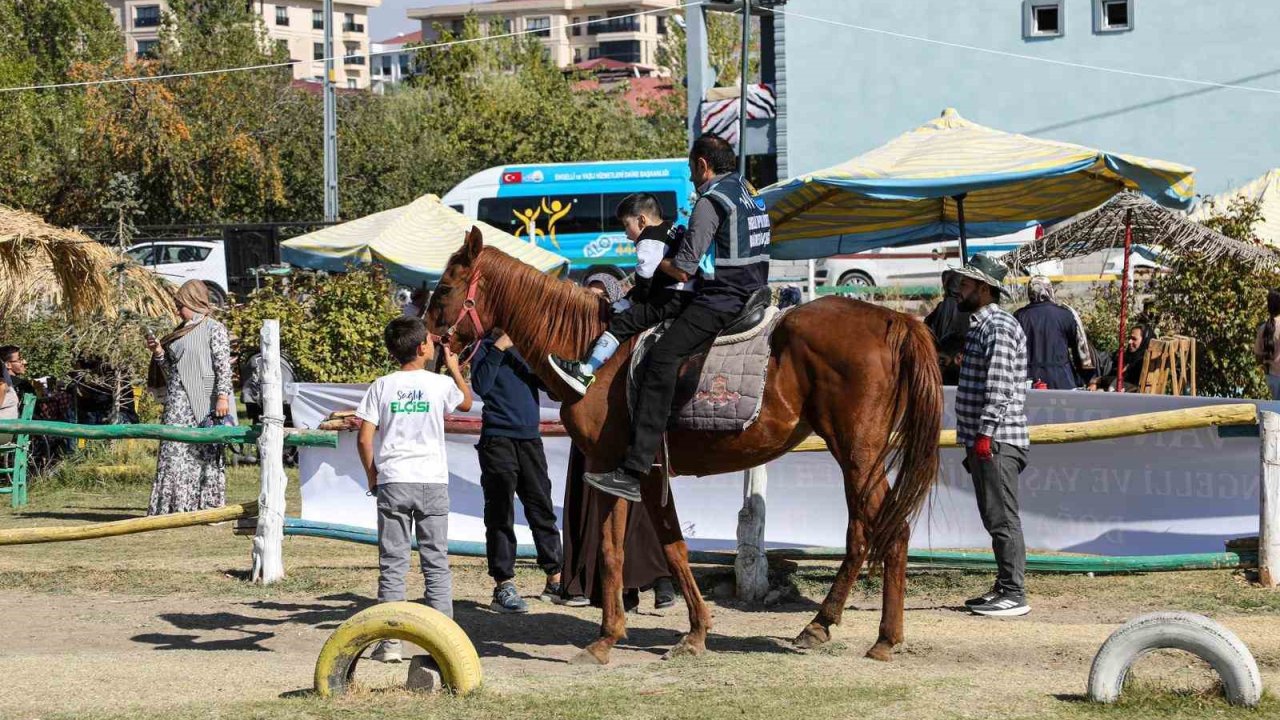 Van’daki özel çocuklar ata binmenin heyecanını yaşadı