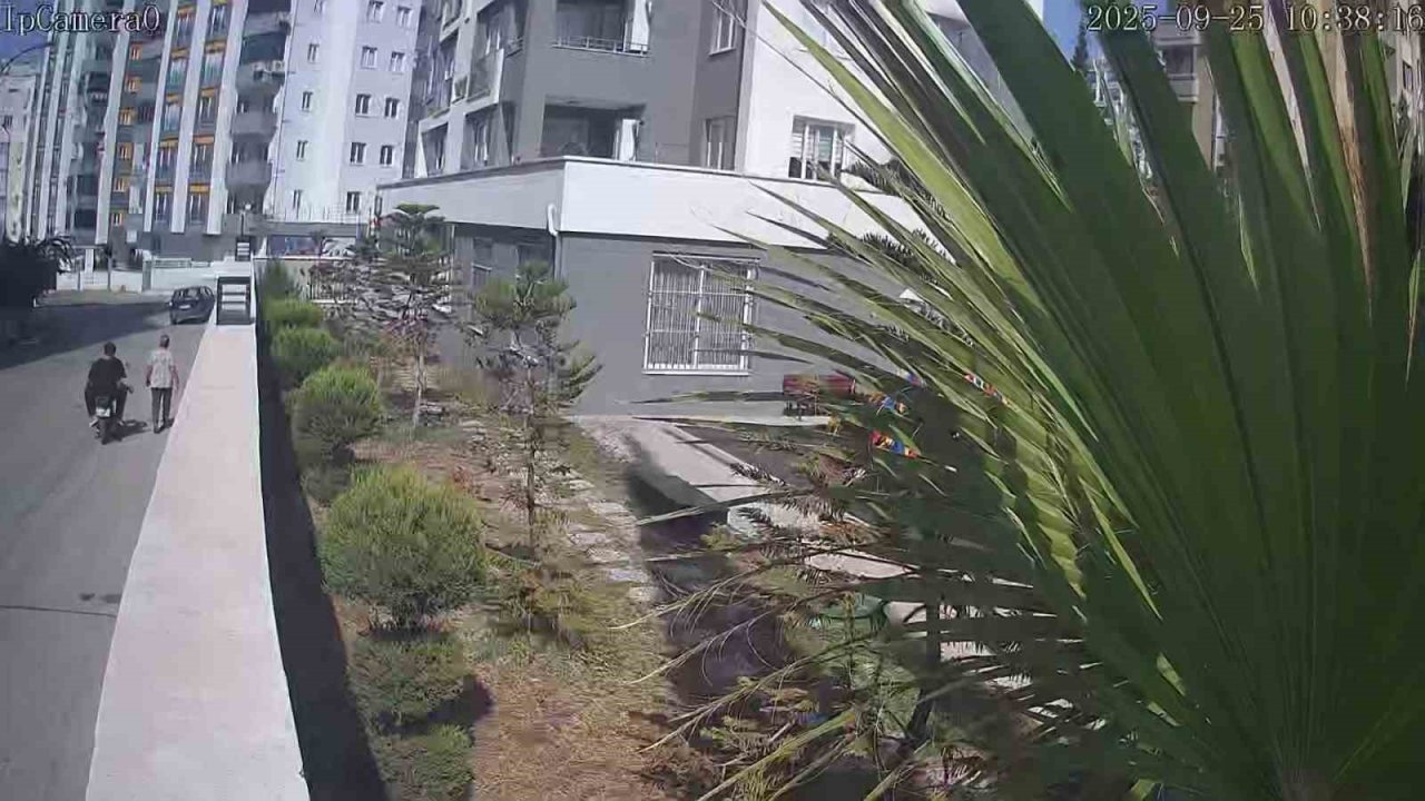 O anlar kamerada: Motosikletle kapkaç yaptılar yakalanıp tutuklandılar