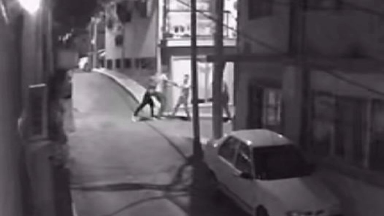 Kavgada boğazından bıçak darbesi alan adam hayatını kaybetti