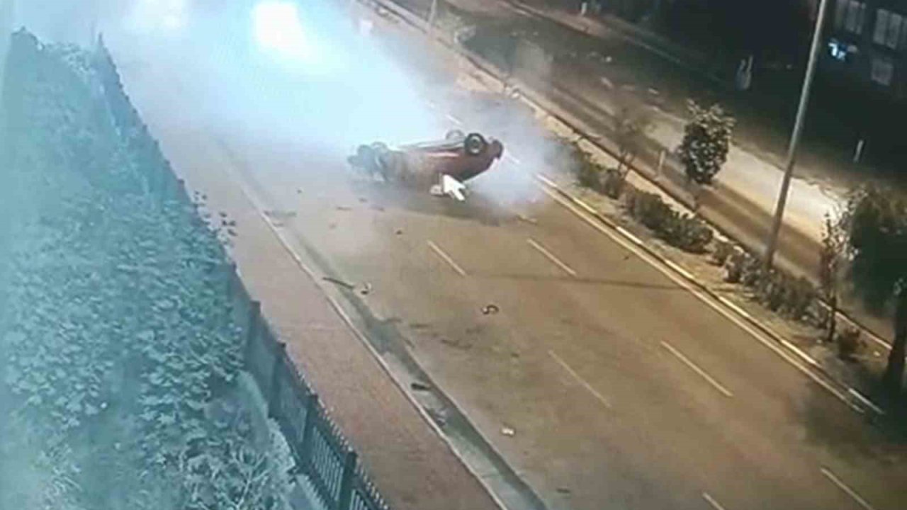 Otomobilin, kaldırımda yürüyen yayaların arasına daldığı anlar kamerada