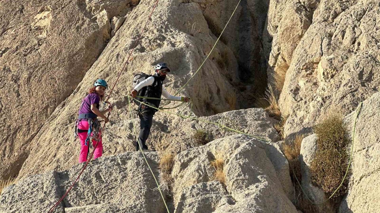 Van’da sporculara kaya tırmanışı eğitimi verildi