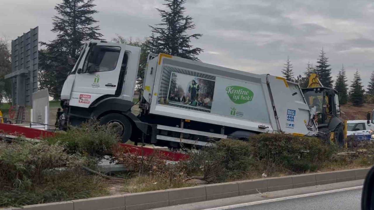 Kontrolden çıkan çöp kamyonu ağaçları yatırarak refüje çıktı
