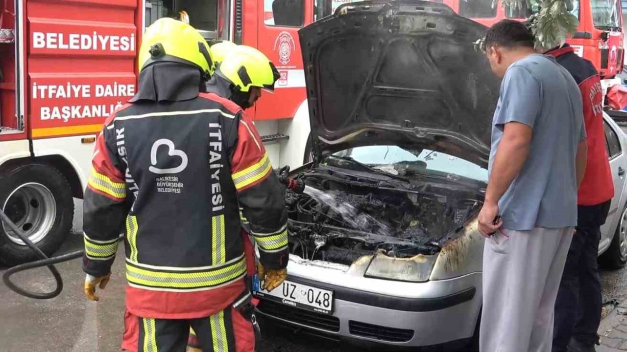 Balıkesir’de park halindeki araç yandı