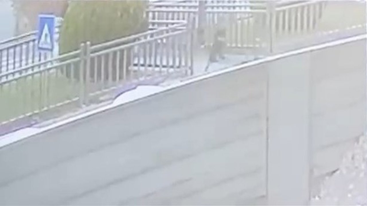 Yola fırlayan çocuk aracın altında kalmaktan son anda kurtuldu