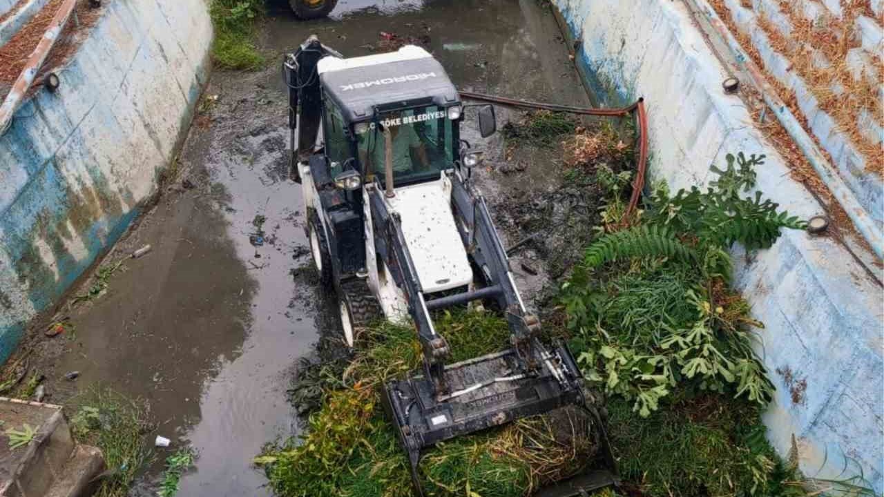 Söke Belediyesi’nden Yenikent Deresi’nde temizlik çalışması