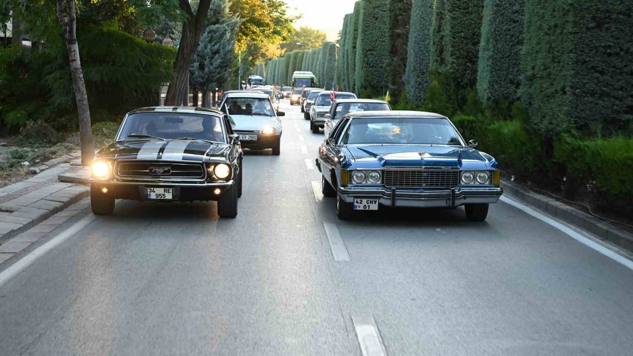 Konya Büyükşehir’den huzurevindeki büyüklere klasik araçlar ve açık hava sinemasıyla nostaljik sürpriz