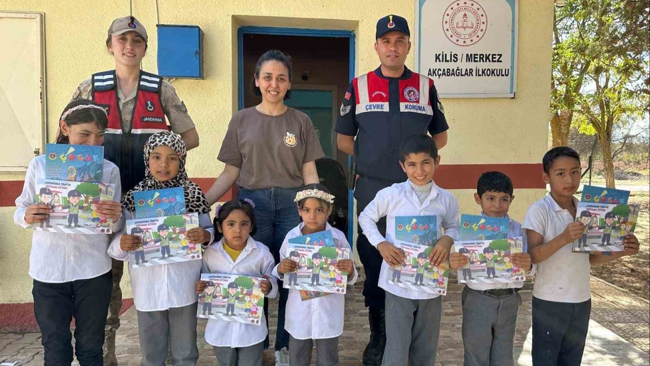 Kilis’te jandarmadan öğrencilere dergi ve hediye