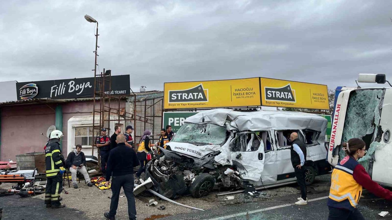 Tekirdağ’da işçi servisi ile kamyon çarpıştı: Çok sayıda yaralı