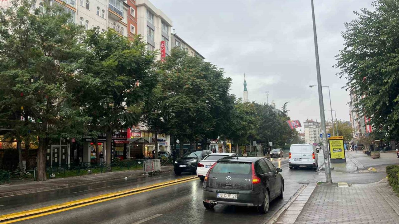 Meteorolojinin uyarısını dikkate almayan vatandaşlar yağmur altında kaldı