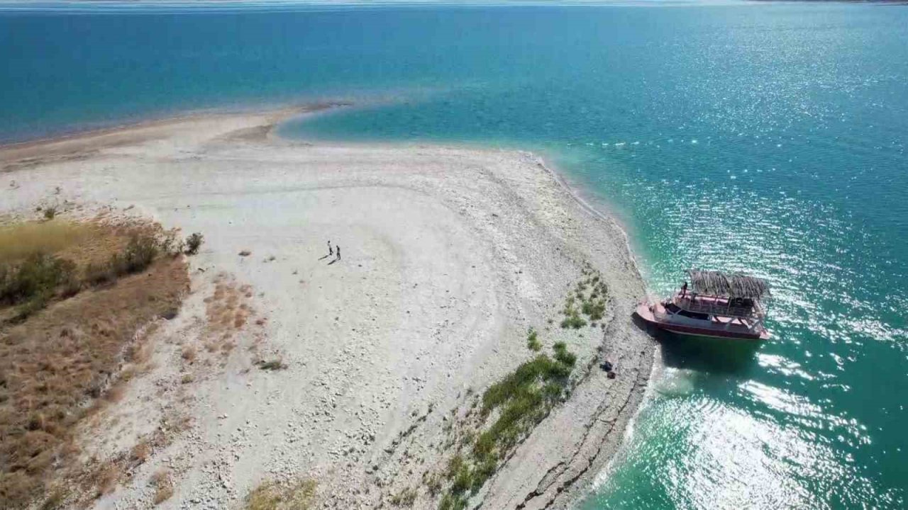 Atatürk Barajı’nda su seviyesi düştü