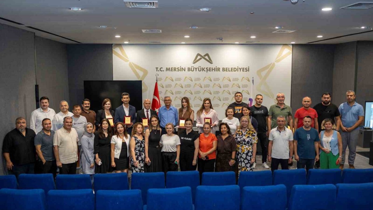Mersin’de görevde yükselen personele plaket ve teşekkür belgesi