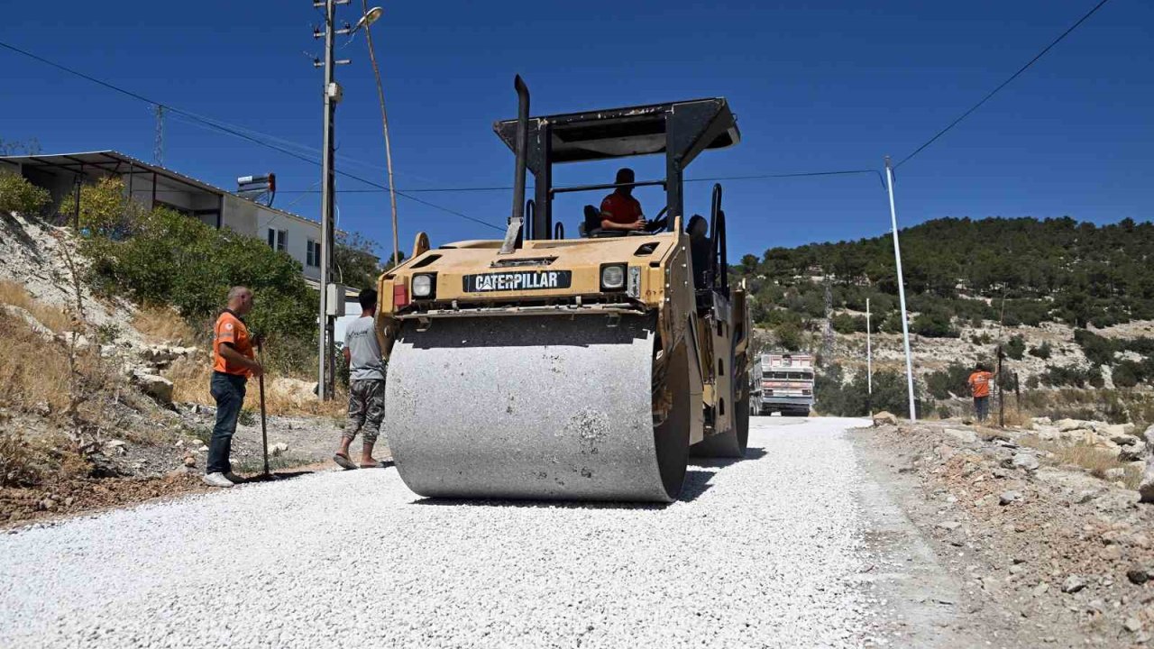 Mut’ta asfalt çalışmaları sürüyor