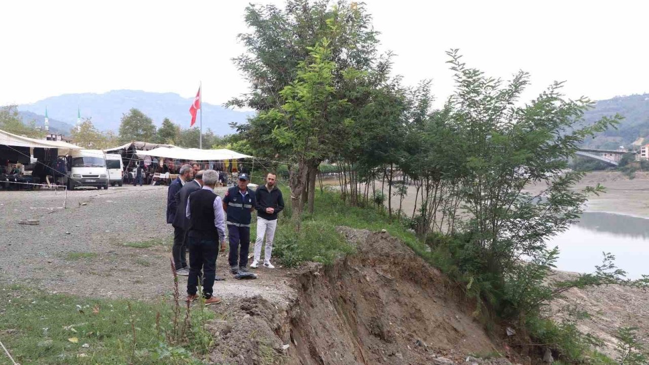 Barajdaki su seviyesi düştü, kıyıda çatlaklar oluştu