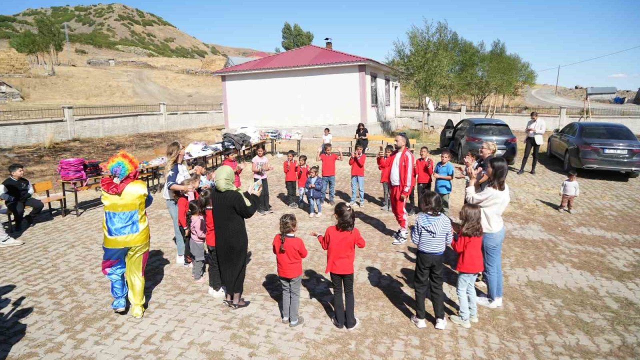 Muş’ta gönüllüler köy çocuklarına mutluluk taşıdı