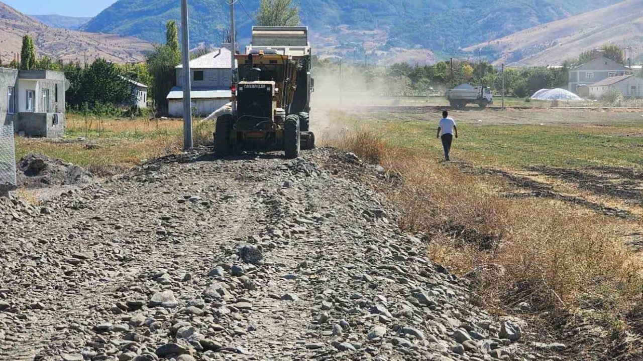 Muş’ta stabilize yol çalışmaları devam ediyor