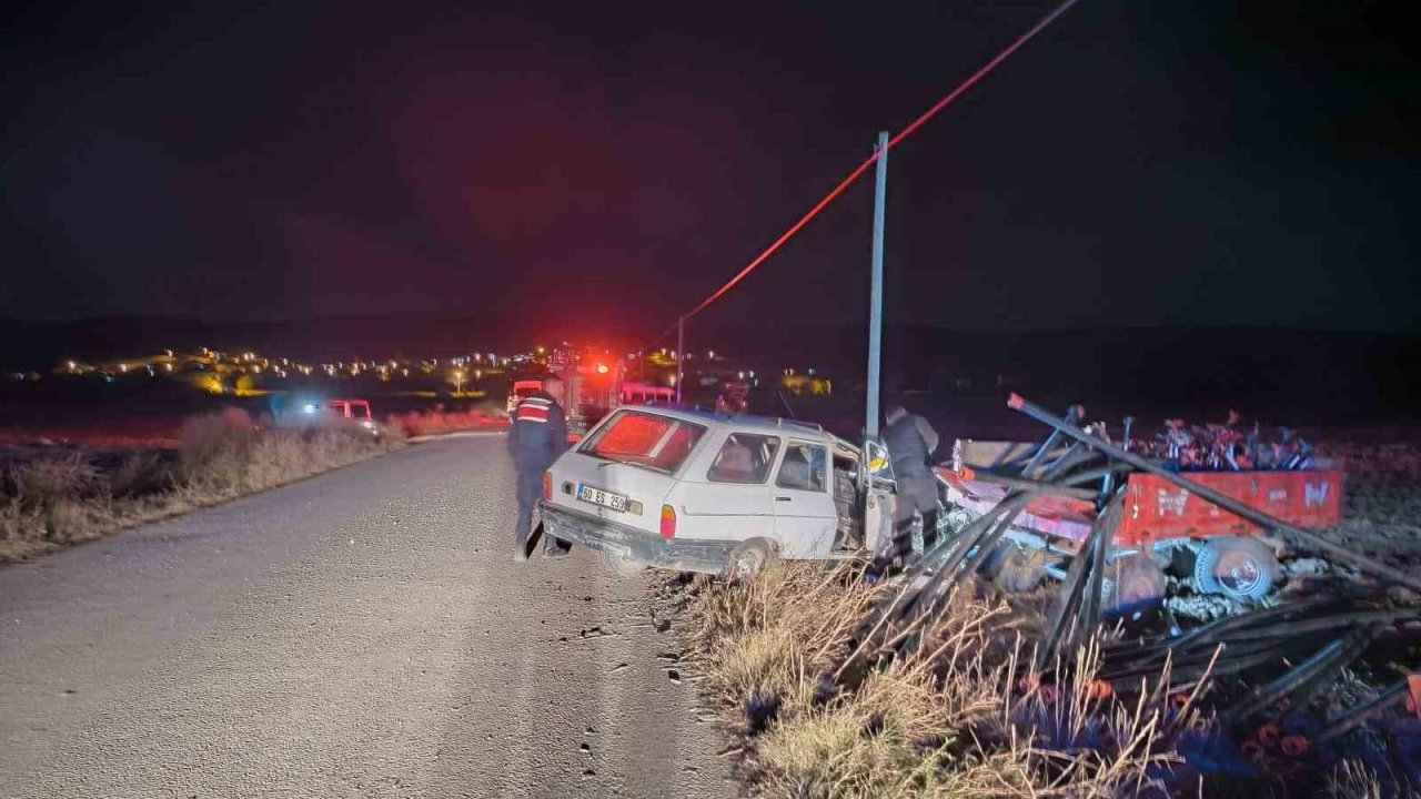 Otomobil su borusu yüklü traktör römorkuna çarptı: 2 yaralı