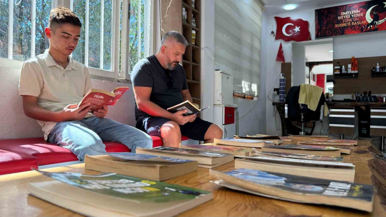 Berber dükkanını kütüphaneye çevirdi: Müşteriler sıra beklerken kitap okuyor