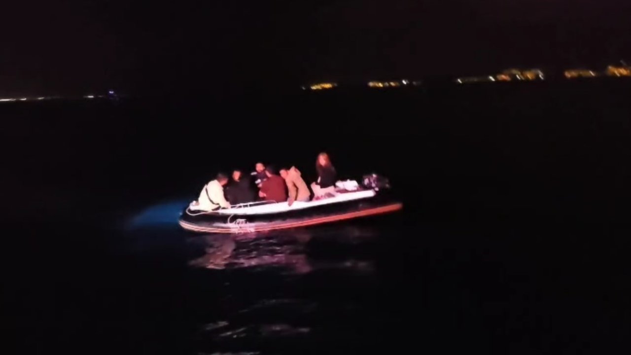 Lastik botta 6 düzensiz göçmen yakalandı