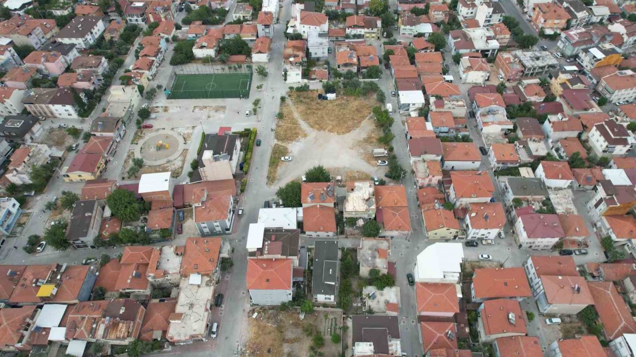 Atıl arsaya okul yaptırmak isteyen muhtar 618 hissedarın peşine düştü