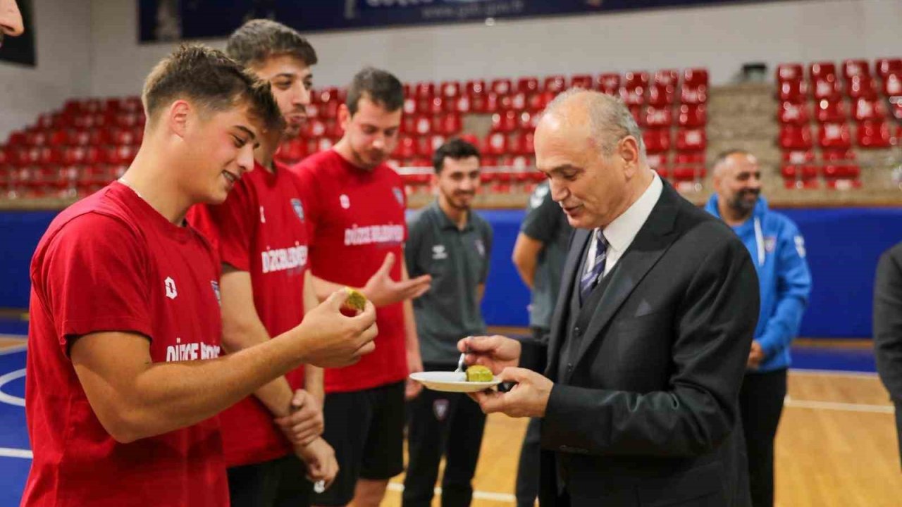 Başkan Faruk Özlü’den voleybolculara baklava ikramı