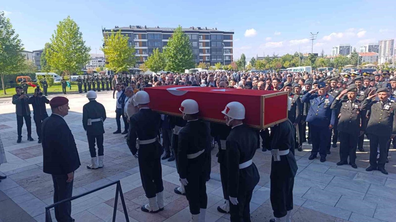 Kıbrıs’ta kazada şehit olan teğmen memleketi Afyonkarahisar’da son yolculuğuna uğurlandı