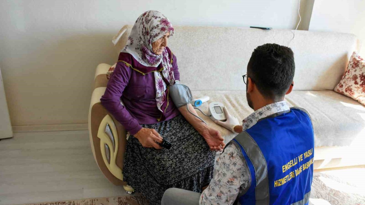 Yaşlılara tansiyon aleti dağıtıldı, evde sağlık hizmeti verildi