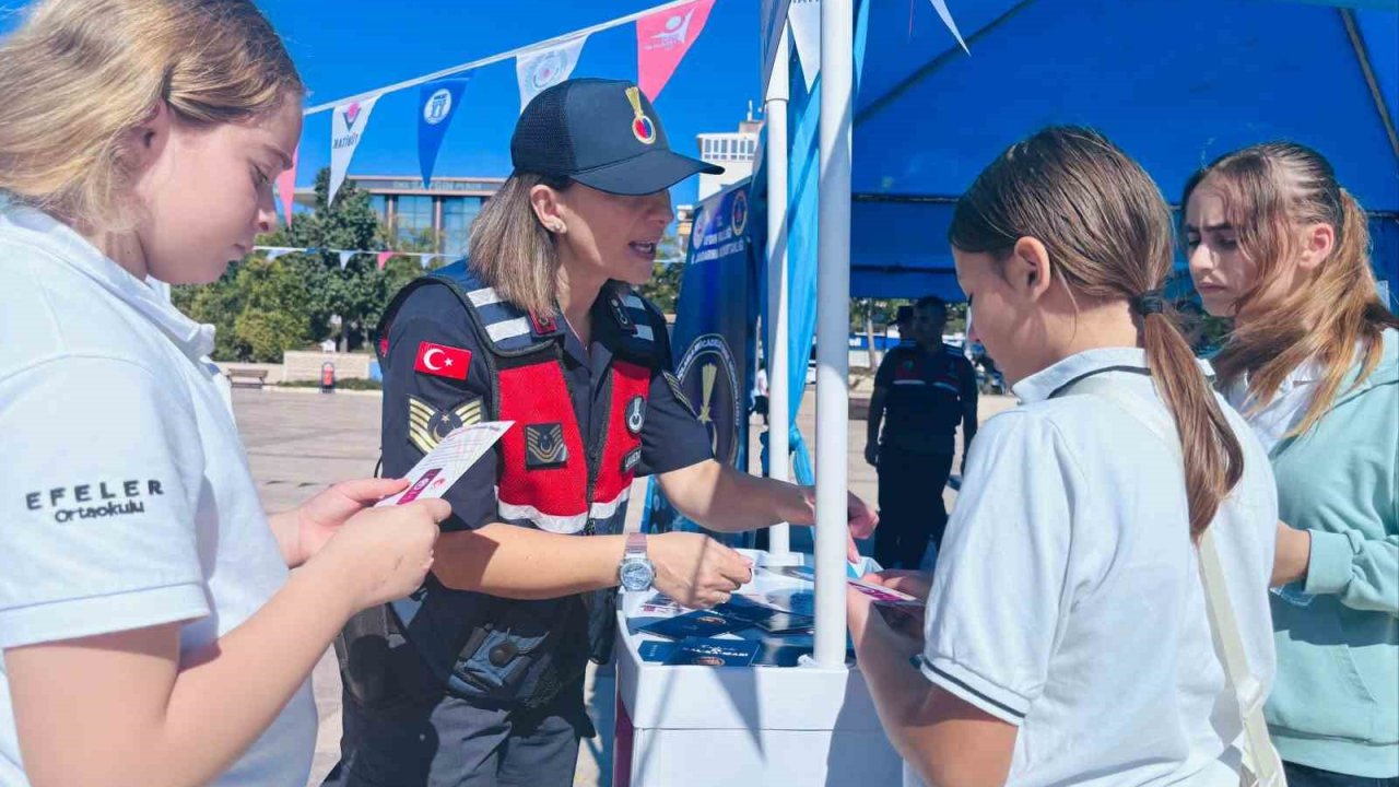 Didim’de Jandarma bilim şenliğinde bilgilendirdi
