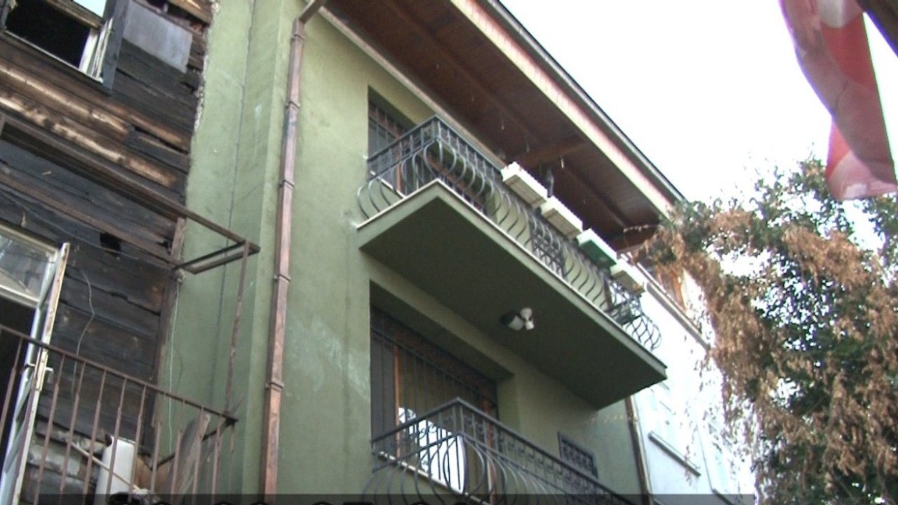 Beşiktaş’ta çıkan yangında oyuncu Şebnem Bozoklu’nun evi de hasar gördü