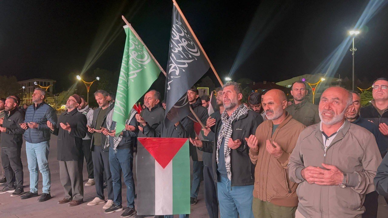 Erzincan’da Filistin’e destek: Cumhuriyet Meydanı’nda dualar edildi