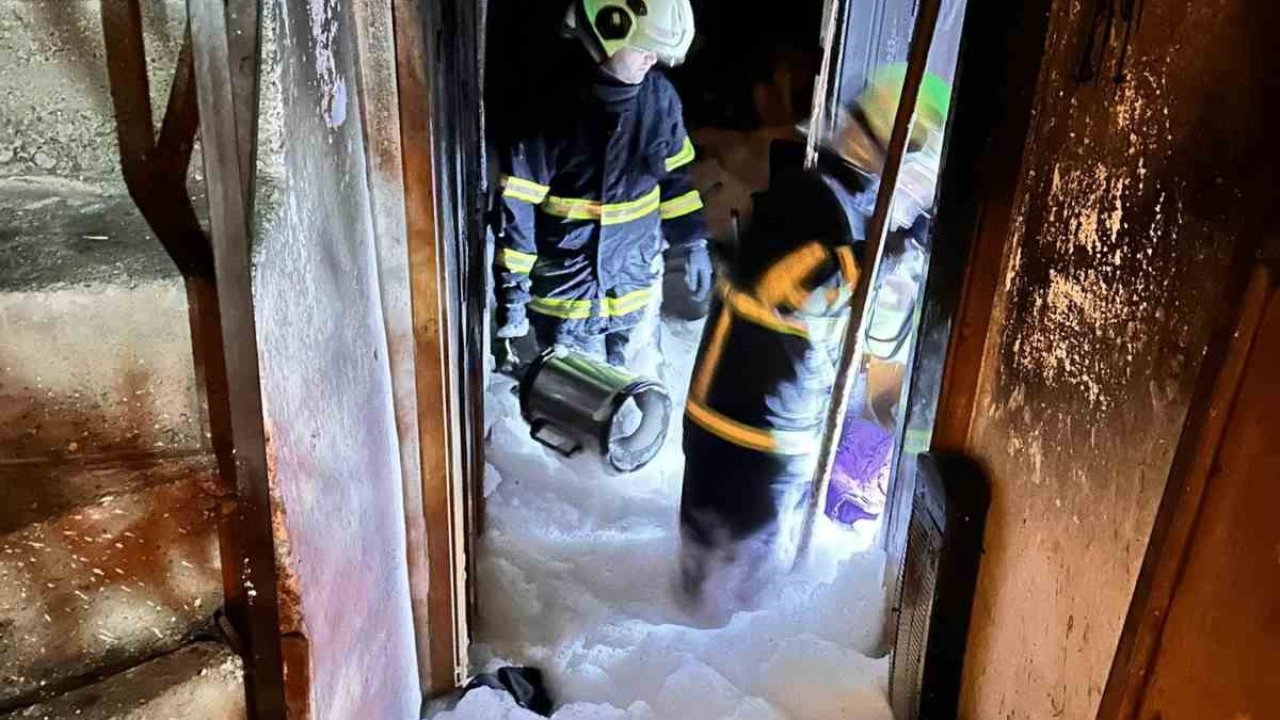 Bilecik’te iki katlı evde yangın çıktı