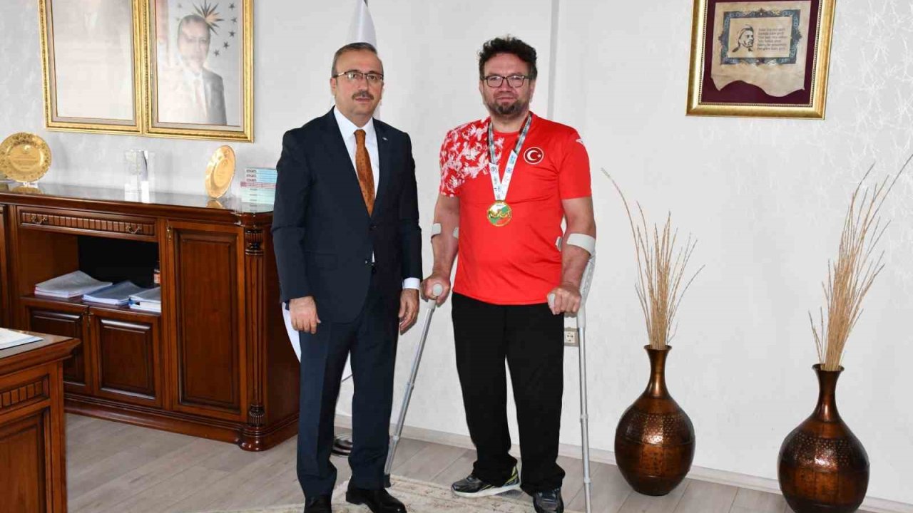 Dünya şampiyonu olan Cırık, İl Milli Eğitim Müdürü Aydın’ı ziyaret etti