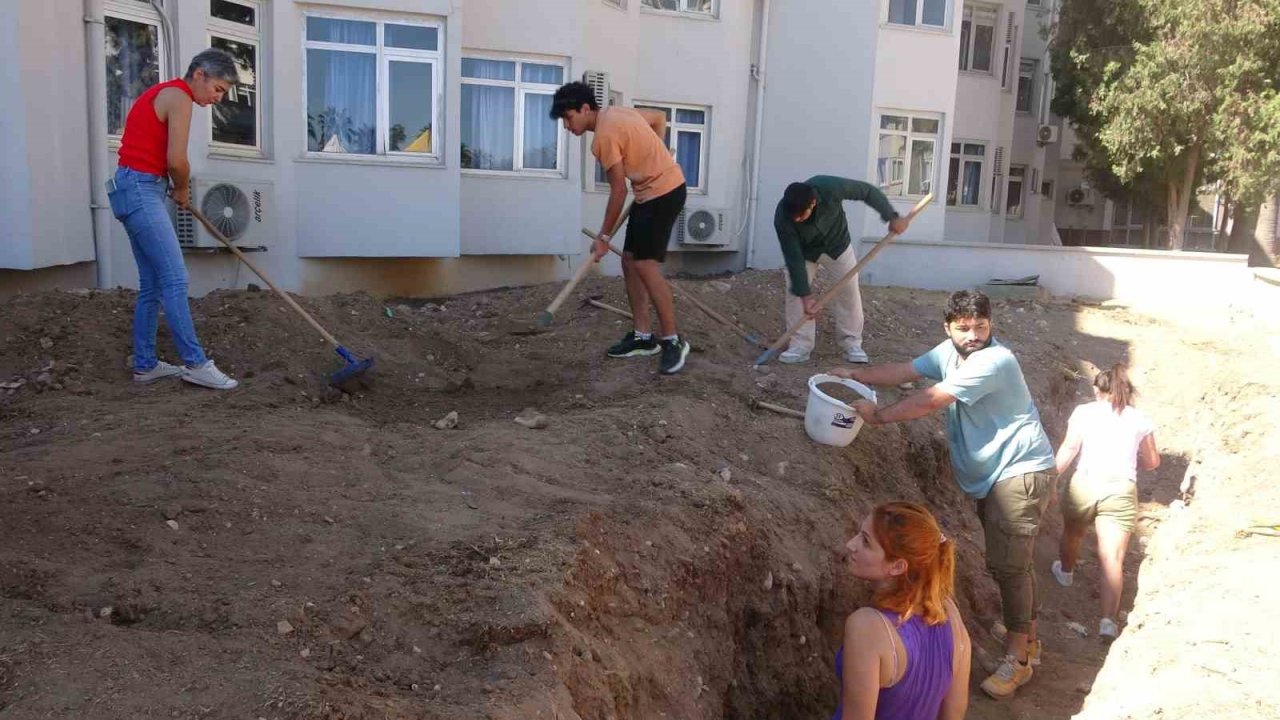 Yaklaşık 16 metrelik balinanın iskeleti gün yüzüne çıkarılmaya başladı