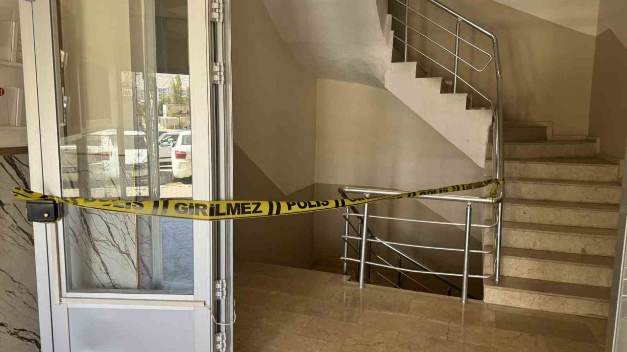 3’üncü kattan merdiven boşluğuna düşen şahıs ağır yaralandı