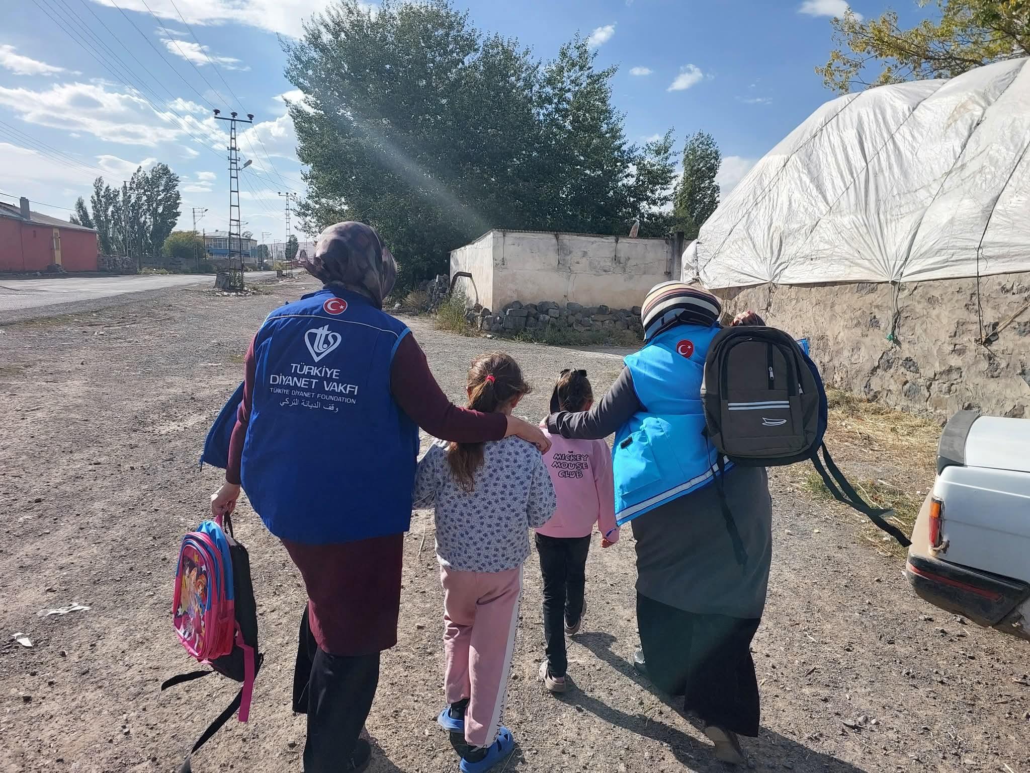 Kars TDV Kadın Kollarından Öğrencilere Eğitim Desteği