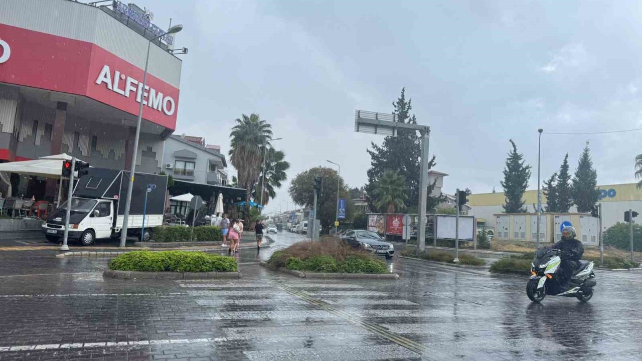Marmaris’te beklenen sağanak başladı