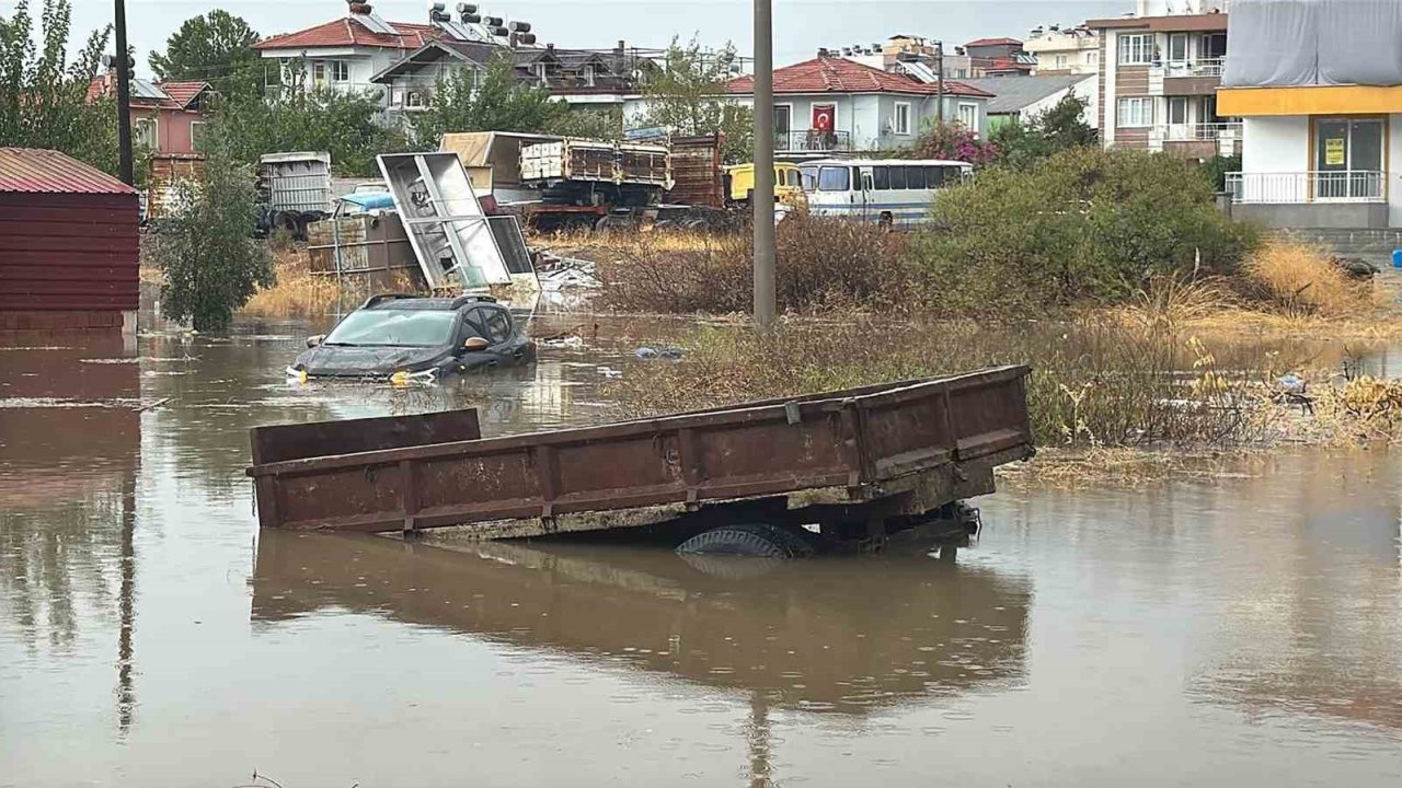 Ortaca’da şiddetli yağış sonrası araçlar su altında kaldı