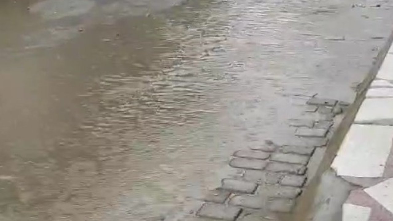 On dakikalık yağış sonrası Umurlu’da sokaklar sular altında kaldı