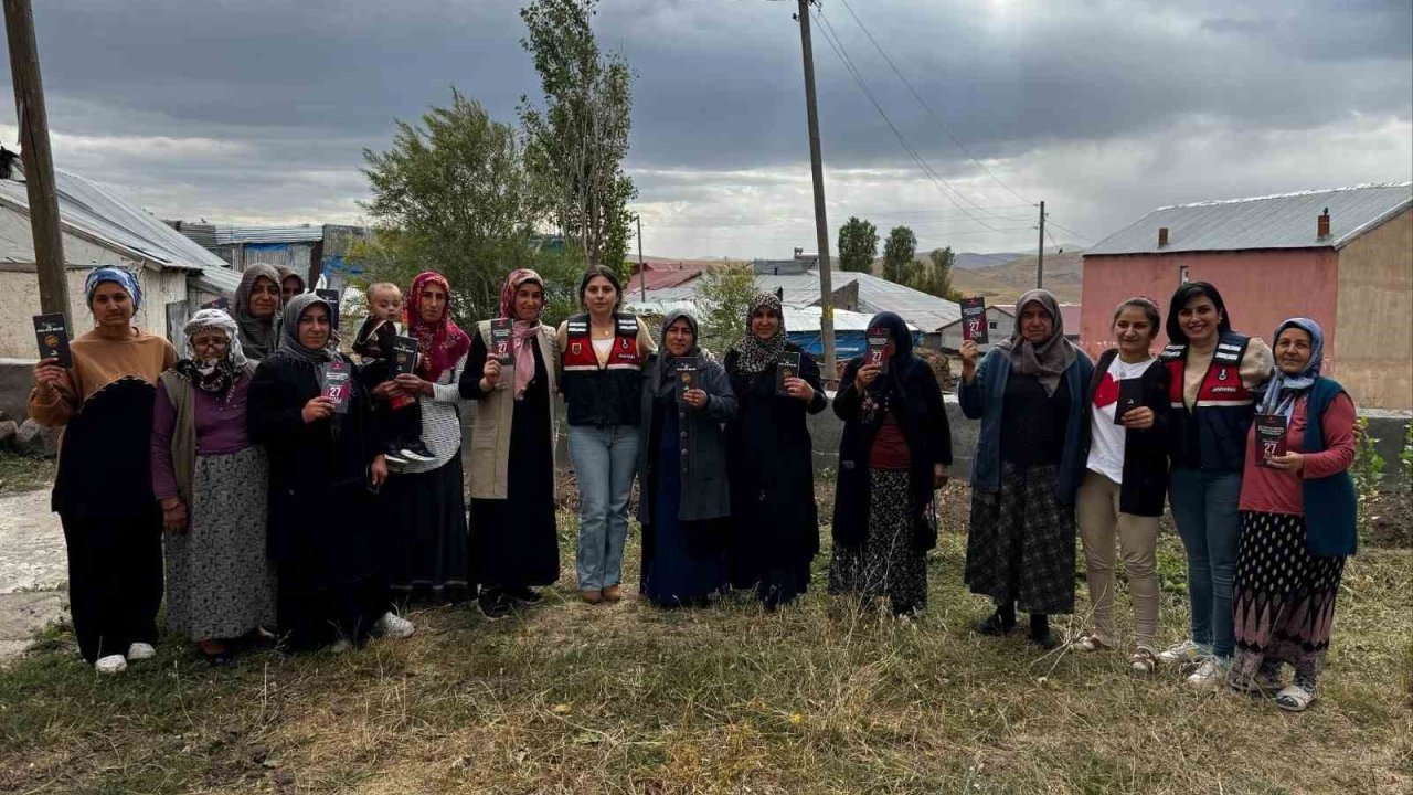 Kars’ta jandarma kadınları KADES hakkında bilgilendiriyor