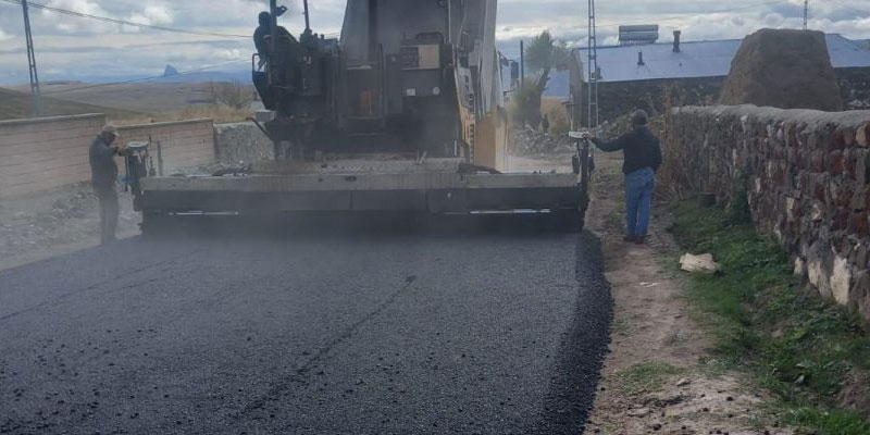 Kars İl Özel İdaresi Köylere Sonbaharda bile sıcak asfalt atıyor!