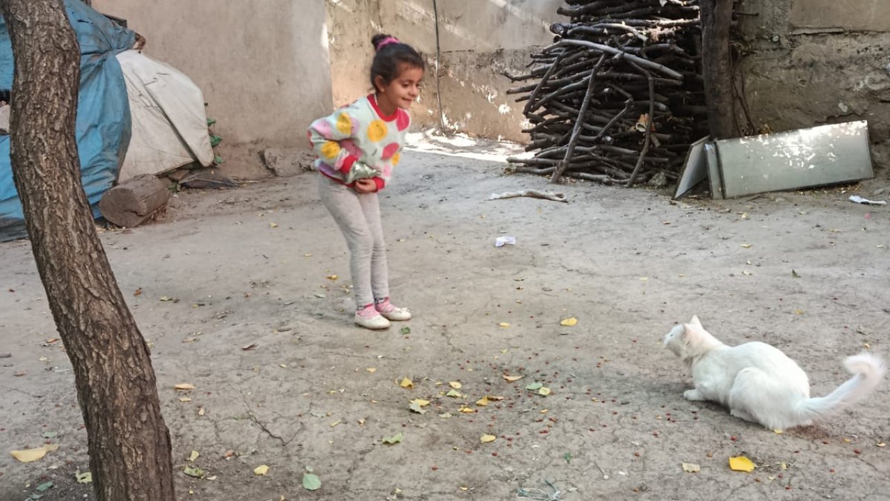 Çatak’ta minik öğrencilerden anlamlı davranış