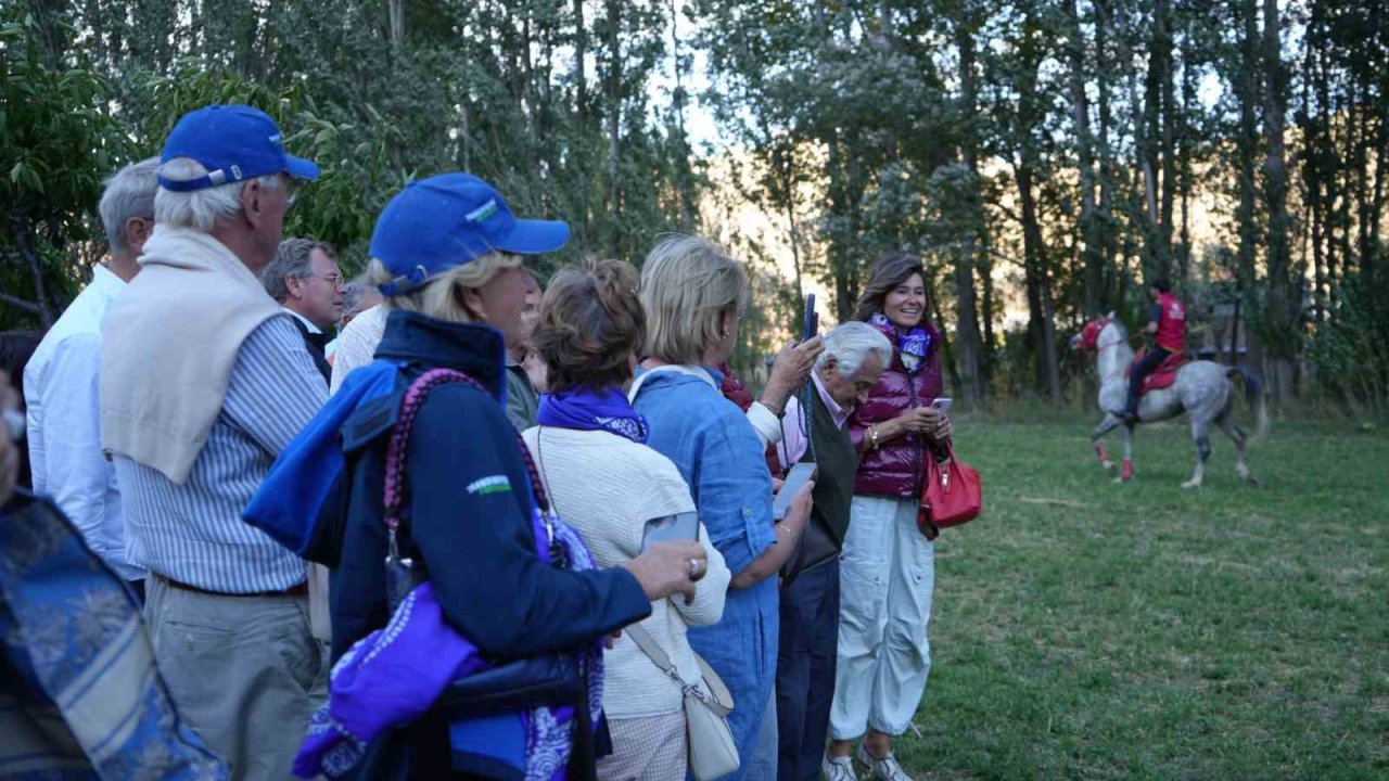 Avrupalı klasik otomobil tutkunları Bayburt’ta ata sporu ciride hayran kaldı