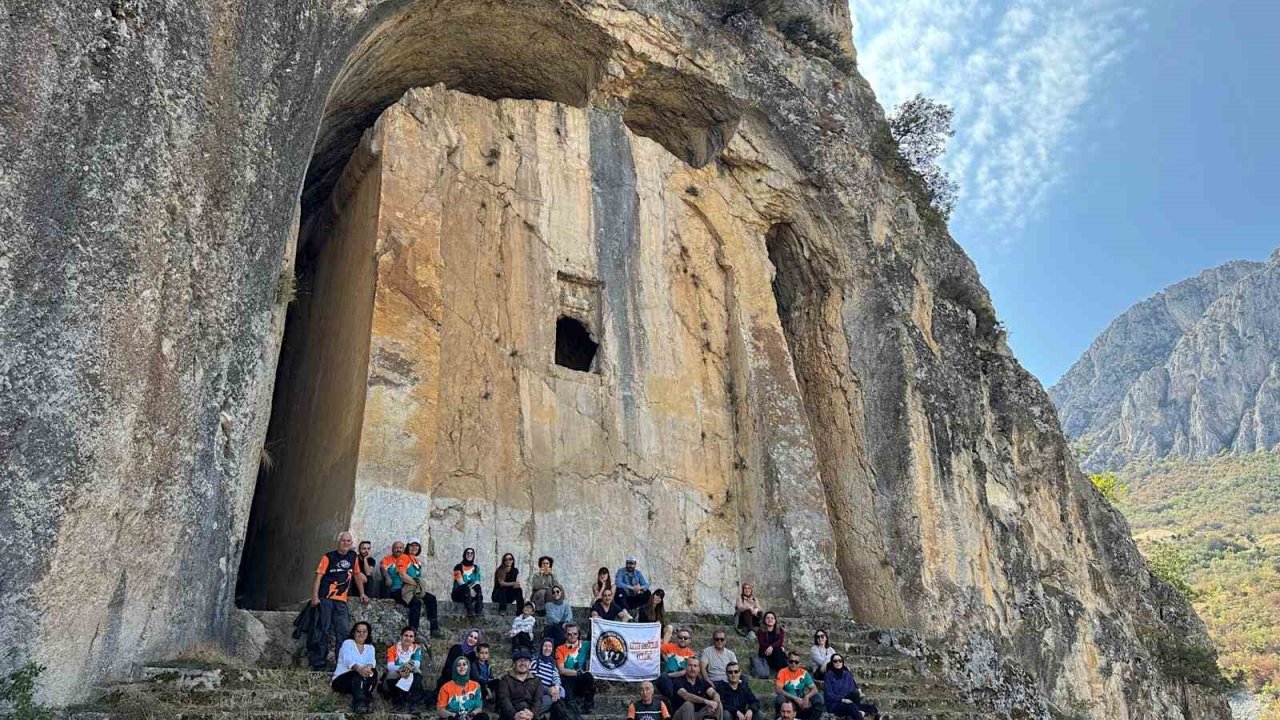 Çorum’un gizemli kaya mezarı büyük ilgi görüyor