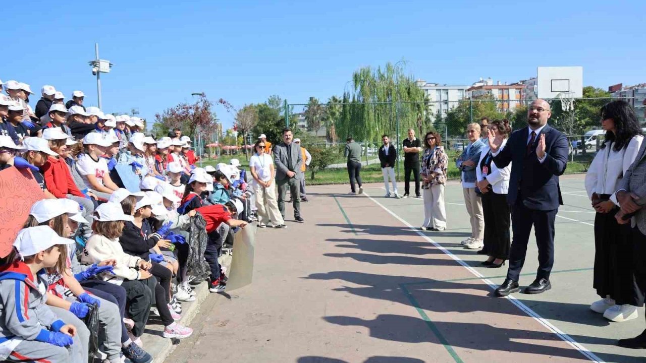Başkan Türkel, öğrencilerle çöp topladı