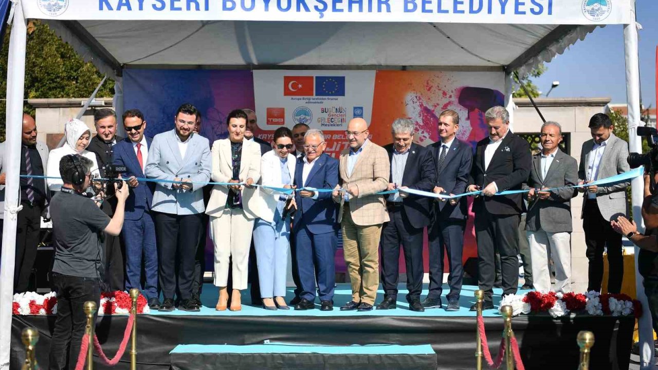 Büyükşehir’in gençlere yönelik büyüleyici Mobil Dijital Gençlik Merkezi açıldı