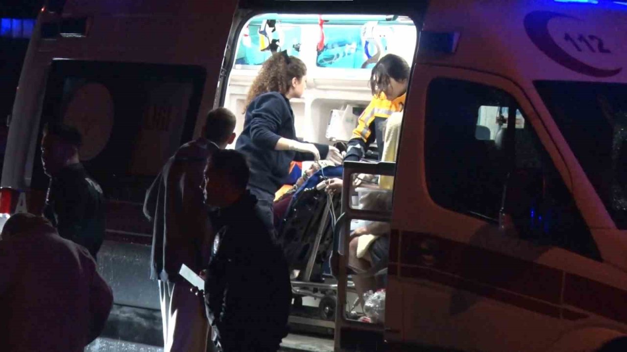 Kadıköy’de 5 katlı binada korkutan yangın: 20 kişi dumandan etkilendi