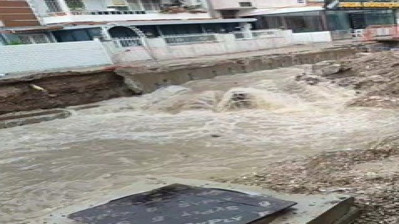 İzmir’de sağanak yağış hayatı olumsuz etkiledi